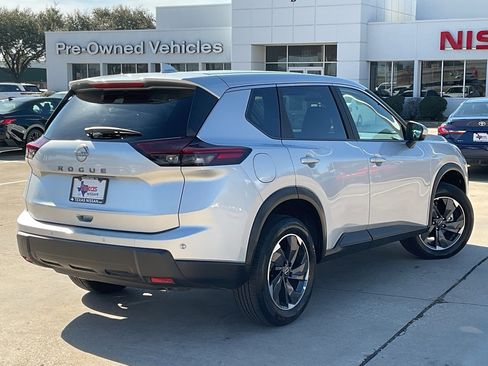 Certified 2025 Nissan Rogue SV image 5