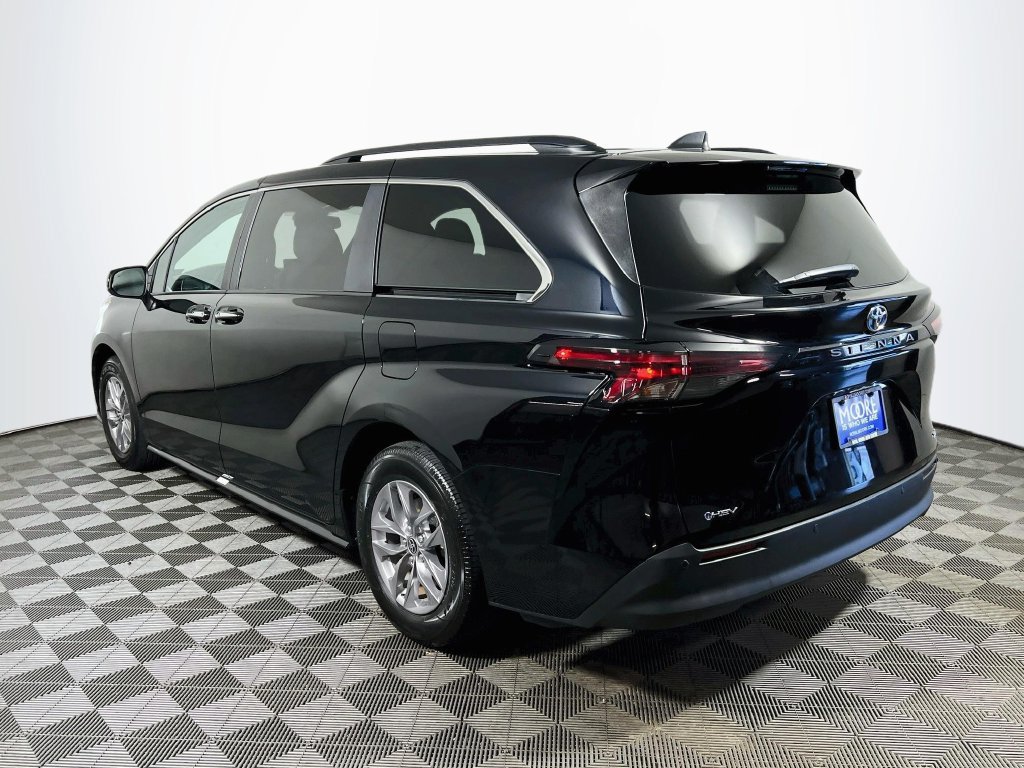 Certified 2025 Toyota Sienna XLE FWD image 5