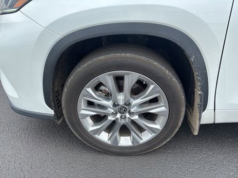 Used 2022 Toyota Highlander Limited FWD image 28