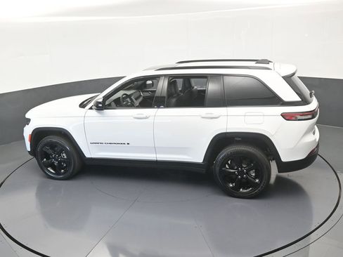 Used 2025 Jeep Grand Cherokee Altitude image 48