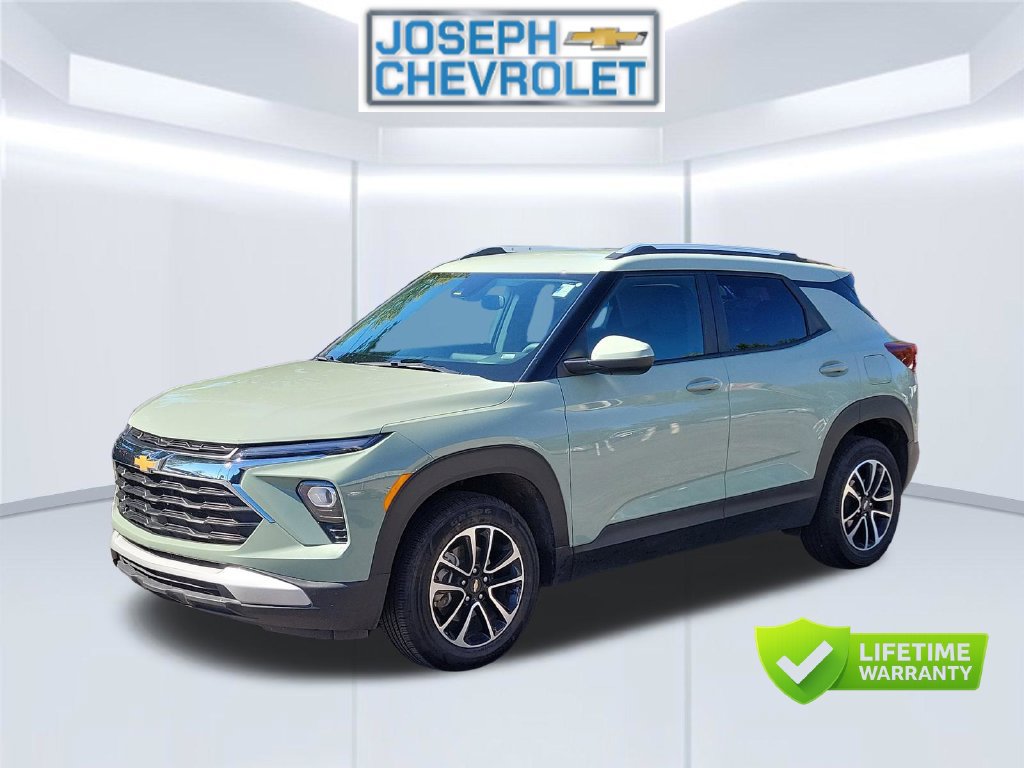 Used 2025 Chevrolet TrailBlazer LT FWD image 2