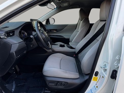 Used 2021 Toyota Venza LE image 16