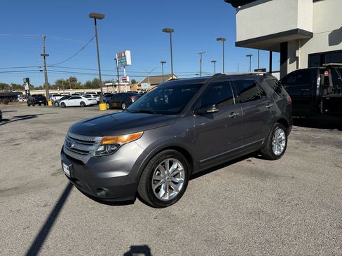 Used 2013 Ford Explorer XLT image 2