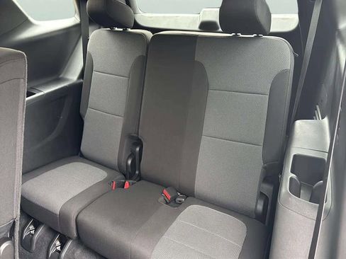 Used 2023 Chevrolet Traverse LT image 11