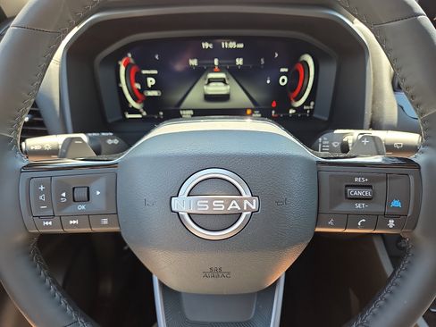 Used 2025 Nissan Rogue SL AWD/4WD image 24