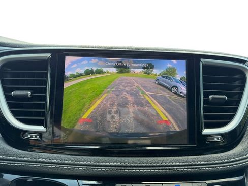 Used 2025 Chrysler Pacifica Limited FWD image 18