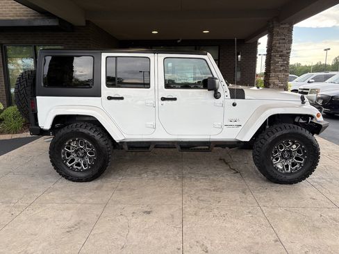 Used 2018 Jeep Wrangler Unlimited Sahara w/ Connectivity Group AWD/4WD image 5