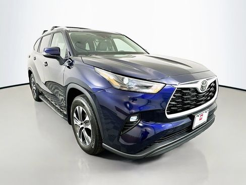 Used 2025 Toyota Highlander XLE FWD image 3