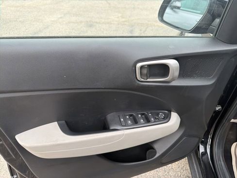 Used 2025 Hyundai Venue SEL FWD image 15