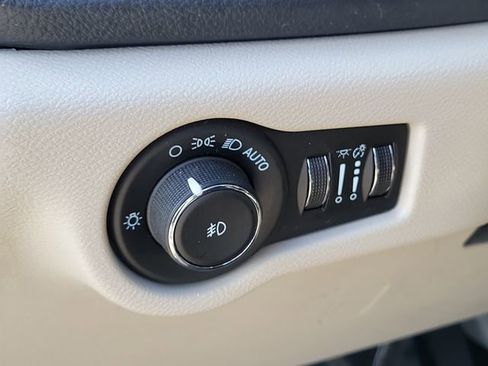 Used 2022 Chrysler Pacifica Touring-L w/ Uconnect Theater Family Group FWD image 25