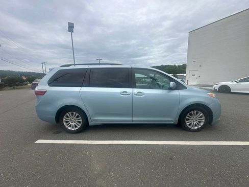 Used 2015 Toyota Sienna XLE FWD image 20
