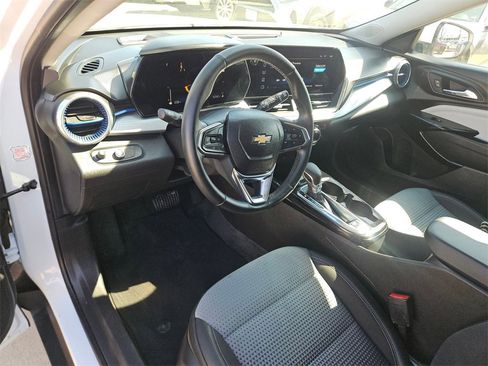 Used 2025 Chevrolet Trax LT w/ LT Convenience Package image 13