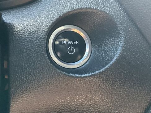 Used 2023 Toyota Corolla Cross SE image 4