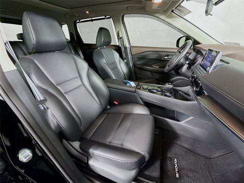 Used 2021 Nissan Rogue SV w/ Premium Package image 28