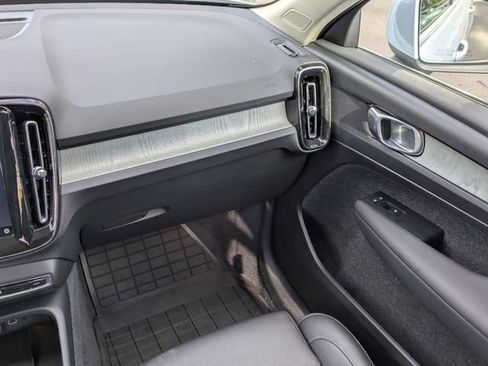 Used 2024 Volvo XC40 B5 Plus AWD/4WD image 17