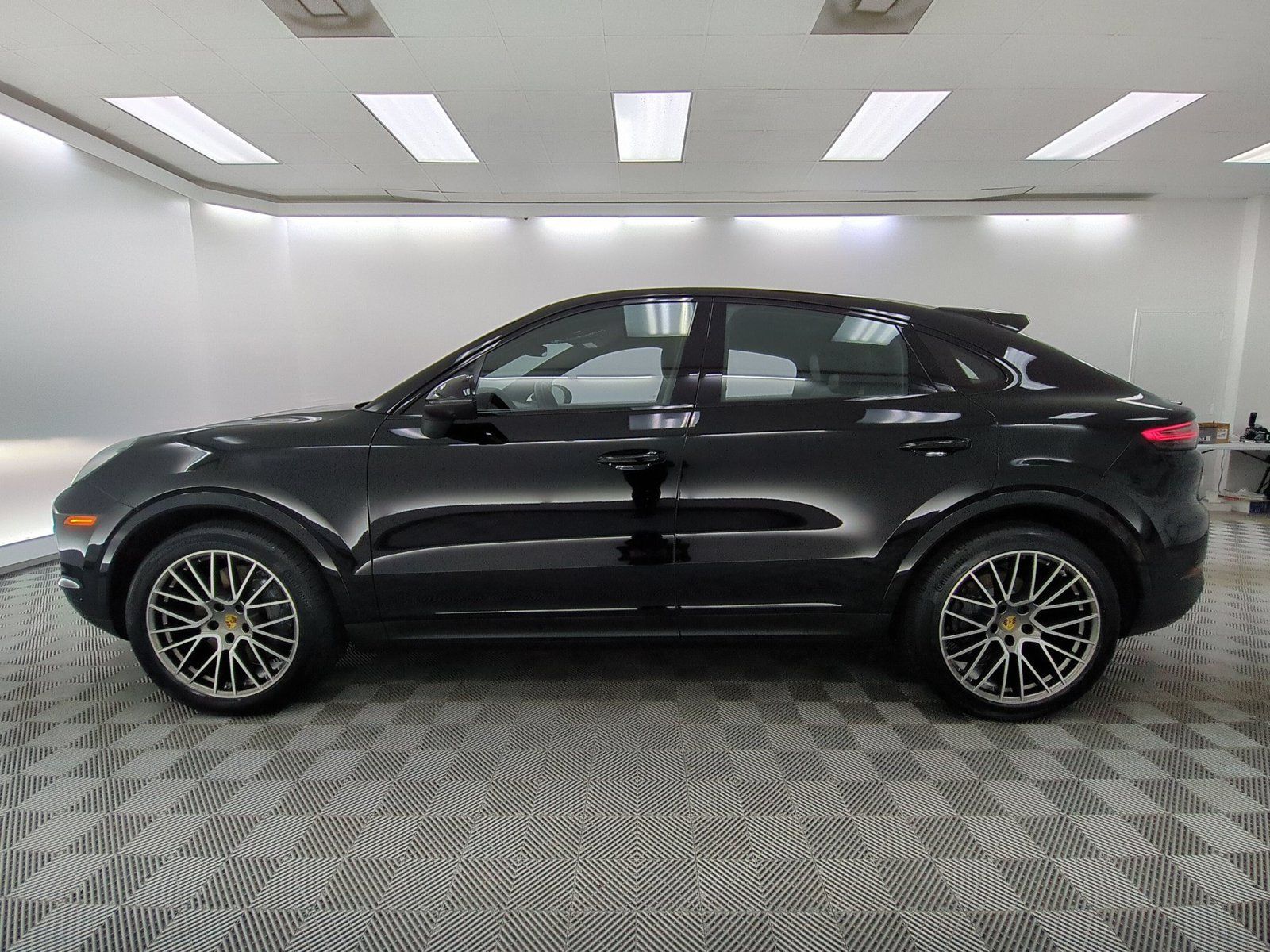 Used 2023 Porsche Cayenne S Platinum AWD/4WD image 2
