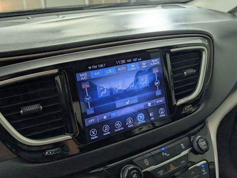 Used 2017 Chrysler Pacifica Touring-L image 18