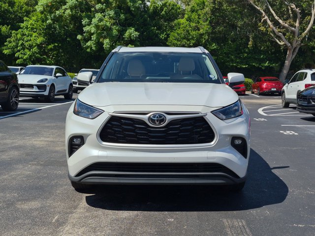 Used 2022 Toyota Highlander XLE FWD image 2