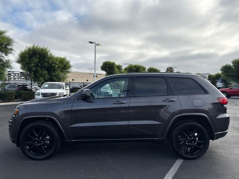 Used 2017 Jeep Grand Cherokee Altitude RWD image 4