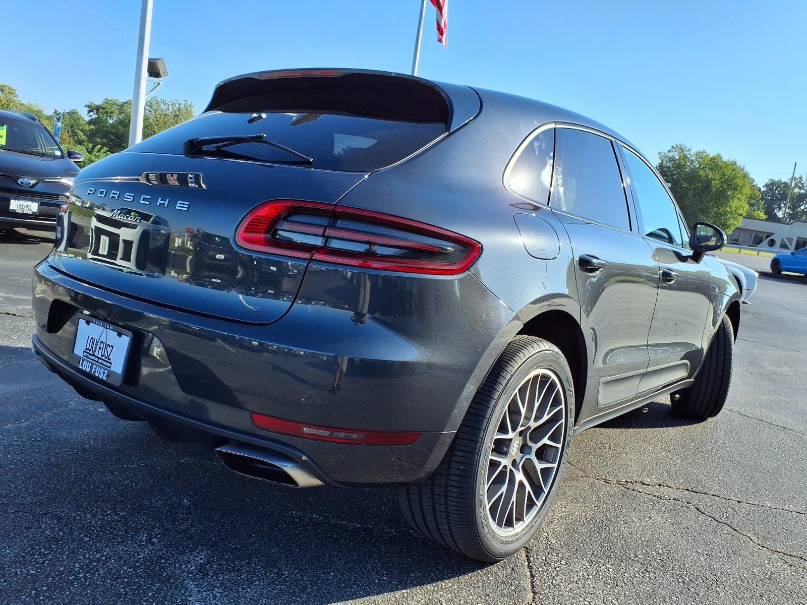 Used 2018 Porsche Macan AWD/4WD image 32