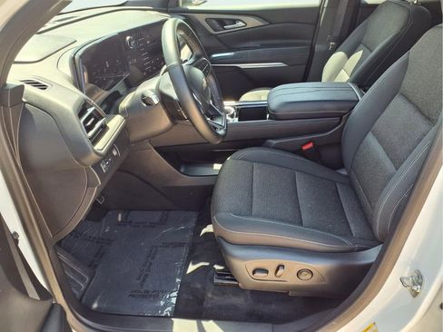 Used 2025 Chevrolet Traverse LT FWD image 19