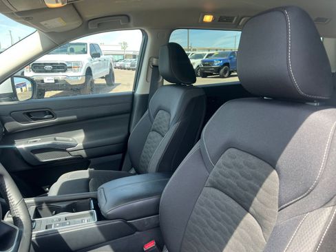 Used 2025 Nissan Pathfinder SV FWD image 38