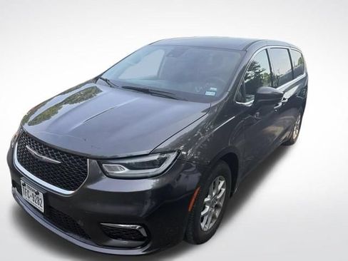 Used 2023 Chrysler Pacifica Touring-L FWD image 2
