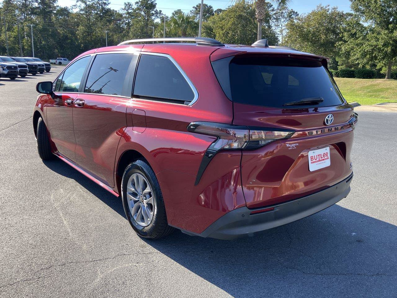 Used 2023 Toyota Sienna XLE FWD image 3
