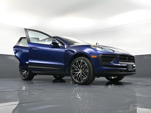 Certified 2025 Porsche Macan AWD/4WD image 38