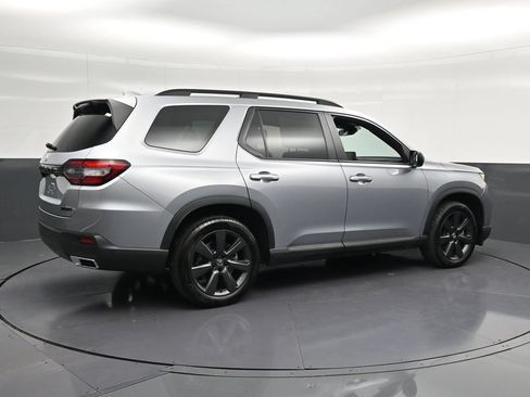 Used 2025 Honda Pilot Sport image 3