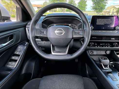 Certified 2025 Nissan Rogue SV FWD image 6