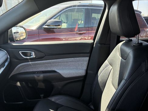 Used 2025 Jeep Compass Latitude image 4