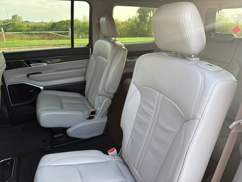 Used 2022 Jeep Wagoneer Series III w/ Premium Group I AWD/4WD image 37