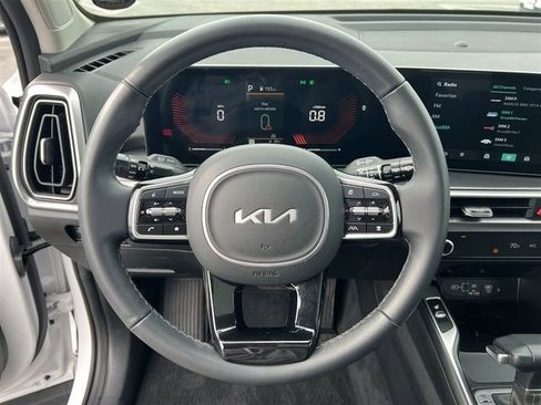 Used 2025 Kia Sorento EX w/ Panoramic Sunroof Package image 14