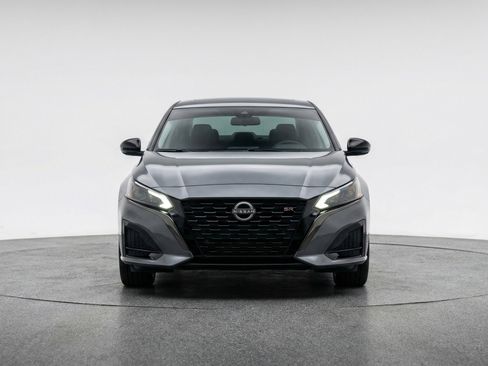 Used 2025 Nissan Altima 2.5 SR FWD image 2