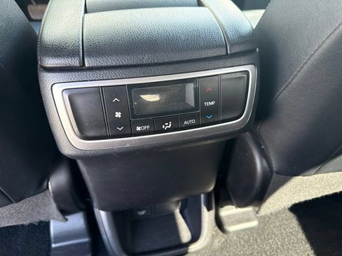 Used 2019 Toyota Highlander XLE AWD/4WD image 16