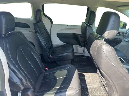 Used 2021 Chrysler Pacifica Touring-L FWD image 30