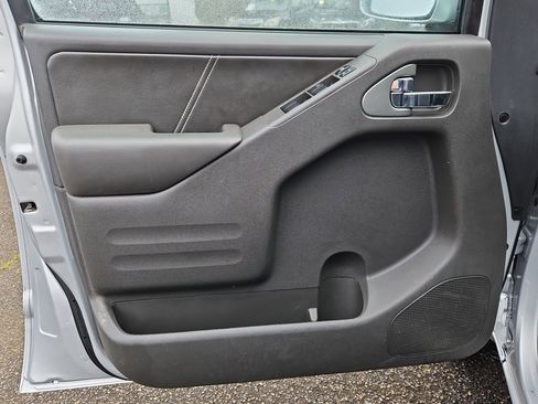 Used 2021 Nissan Frontier PRO-4X w/ Pro-4x Utility Package image 9