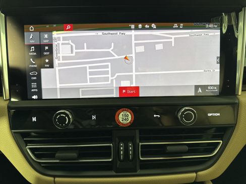 Certified 2025 Porsche Macan image 19