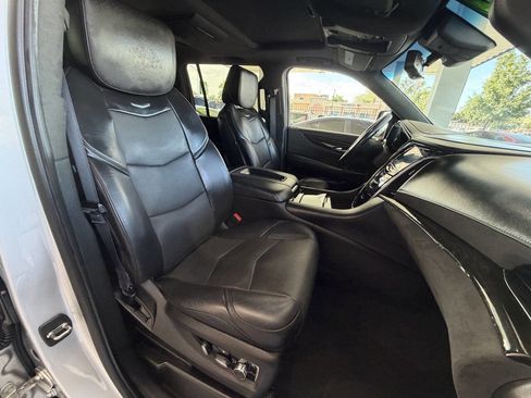 Used 2019 Cadillac Escalade ESV Platinum AWD/4WD image 9