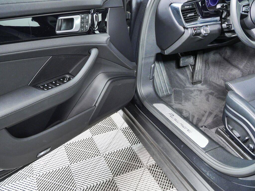 Certified 2023 Porsche Panamera image 7