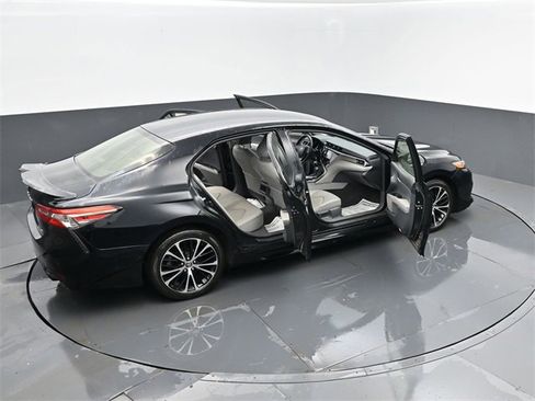 Used 2018 Toyota Camry SE image 23