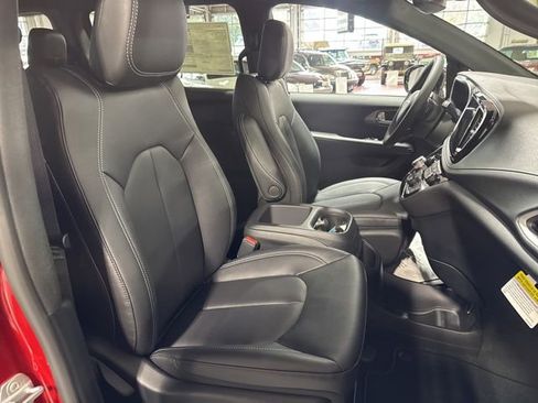 New 2026 Chrysler Pacifica Select image 40