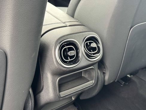 Used 2024 Mercedes-Benz GLC 300 image 27