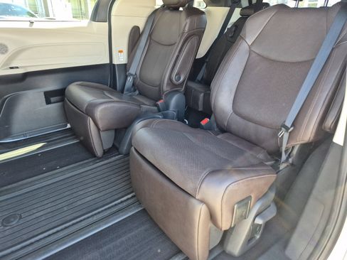 Used 2022 Toyota Sienna Platinum AWD/4WD image 17