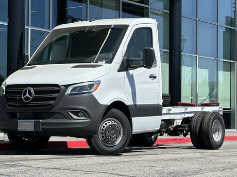 New 2024 Mercedes-Benz Sprinter 4500 image 2