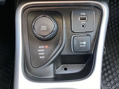 Used 2018 Jeep Compass Latitude w/ Cold Weather Group AWD/4WD image 17
