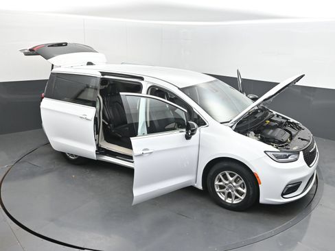 Used 2024 Chrysler Pacifica Touring-L FWD image 34