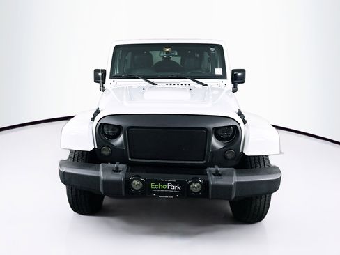 Used 2015 Jeep Wrangler Unlimited Sahara image 2