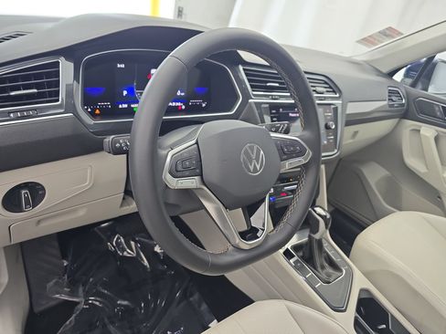 Used 2023 Volkswagen Tiguan SE w/ Panoramic Sunroof Package FWD image 16